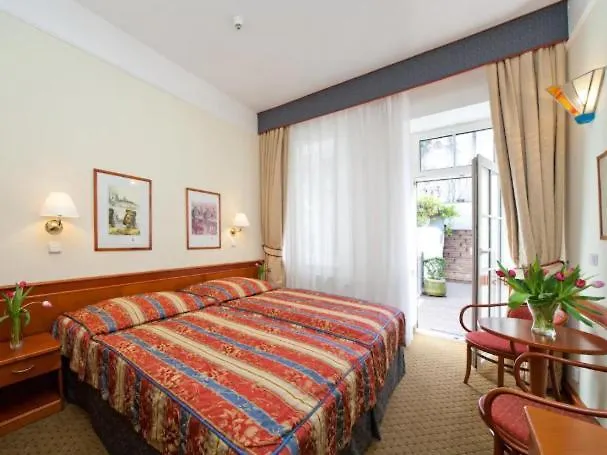 Hotel 16 - Central Prag 4*,