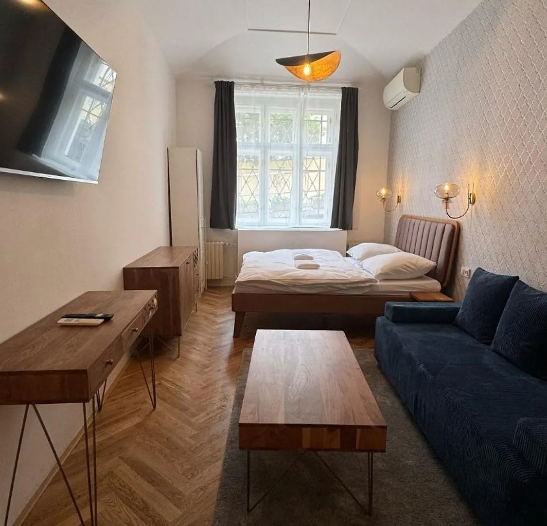Hotel 16 - Central Prag 4*,